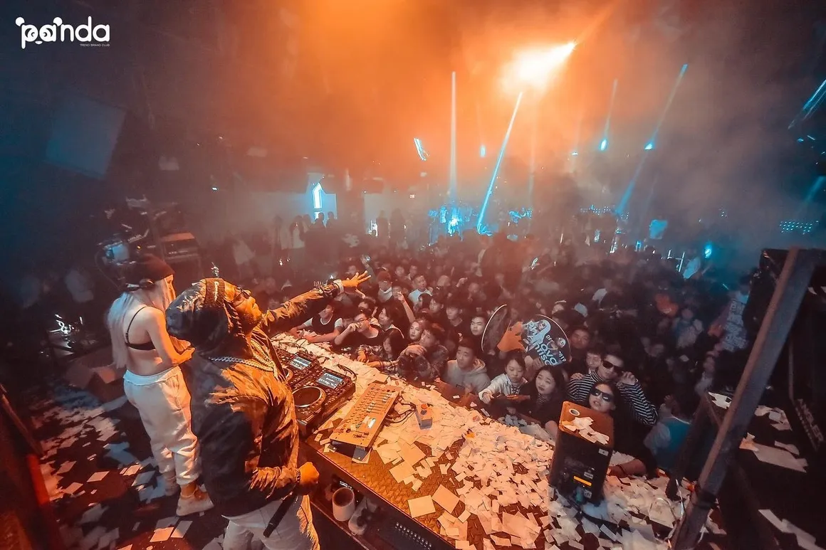 DJ set - Panda Club crowd